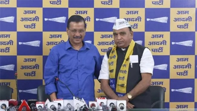 Arvind Kejriwal welcomes former Cong MLA Veer Singh Dhingan into AAP