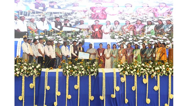 PRESIDENT OF INDIA INAUGURATES SWAMI VIVEKANANDA VIDYA MANDIR AND ADDRESSES A PUBLIC FUNCTION AT SILVASSA